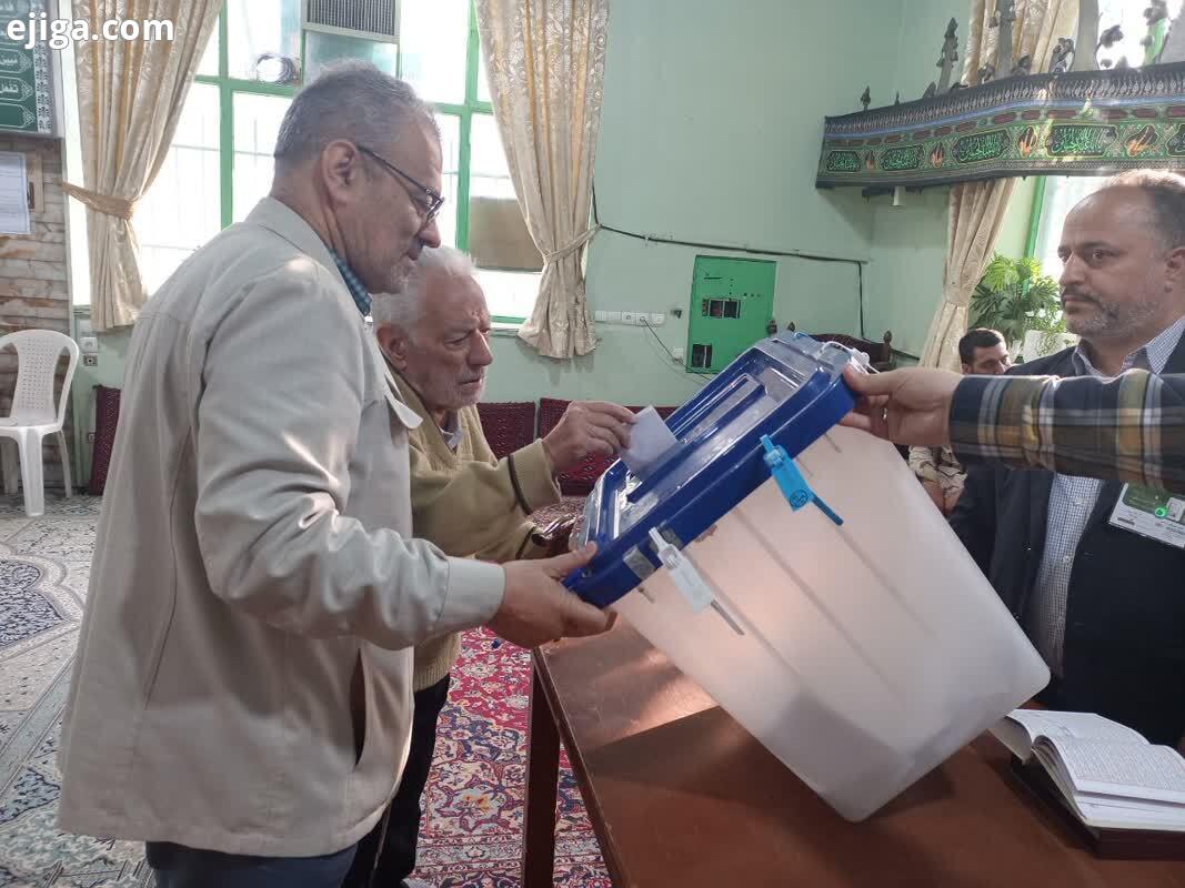 حضور پدر شهید در پای صندوق رای