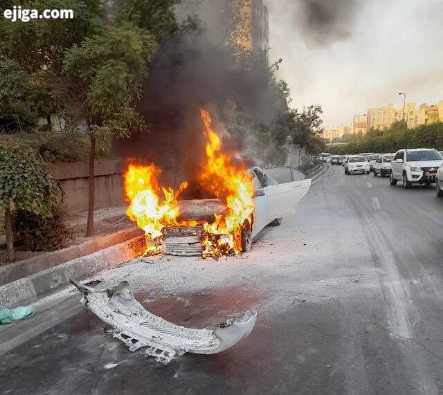 تصاویر آتش گرفتن خودرو بنز در بزرگراهی در تهران
