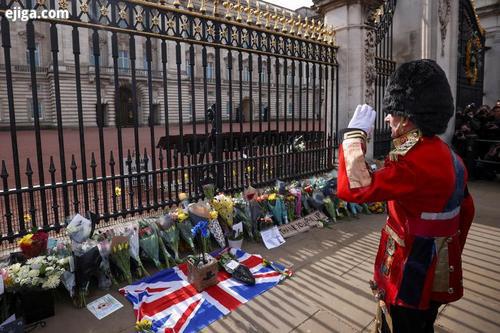 ادای احترام مردم بریتانیا به شاهزاده فیلیپ همسر ملکه بریتانیا پس از درگذشت او در سن صد سالگی در مقابل کاخ باکینگهام و قلعه وینسور/ رویترز
