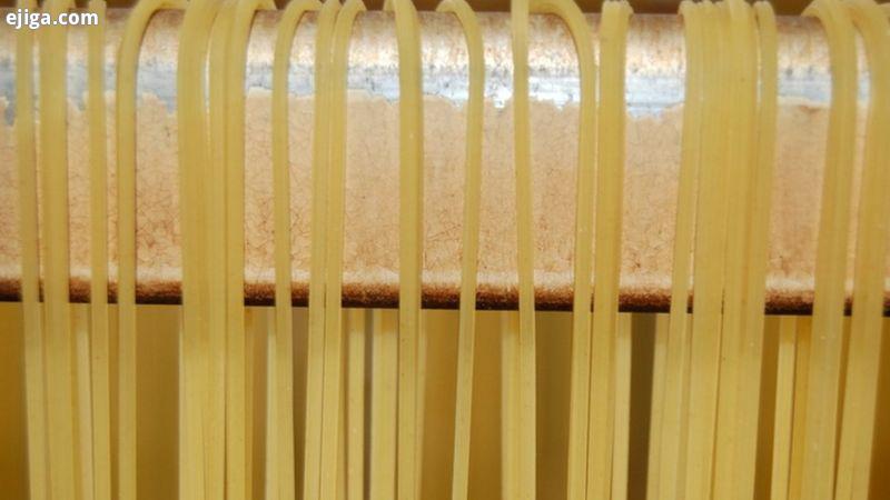 اسپاگتی ساده ترین شکل پاستاست که در مقیاس انبوه تهیه می‌شود