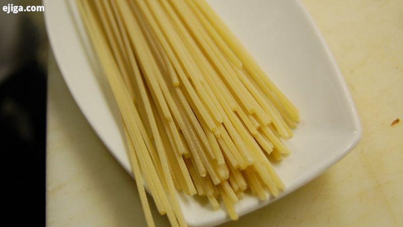 برای این که رشته‌های اسپاگتی به هم نچسبد آن را هم بزنید
