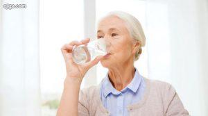 نوشیدن آب و بی اختیاری ادرار در سالمندان