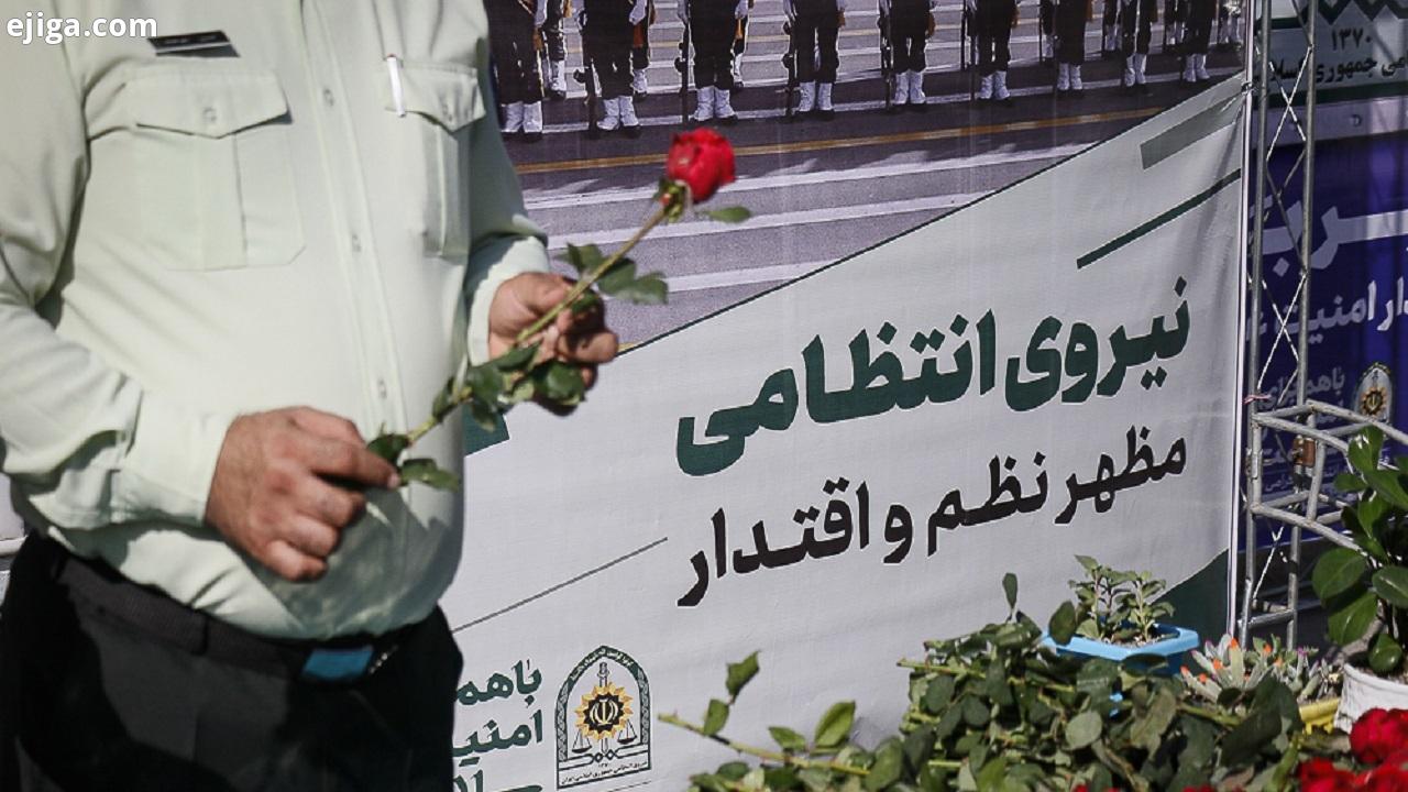 اهدای گل توسط جمعی از بانوان بابلی به کارکنان نیروی انتظامی برای اجرای طرح نور + تصاویر