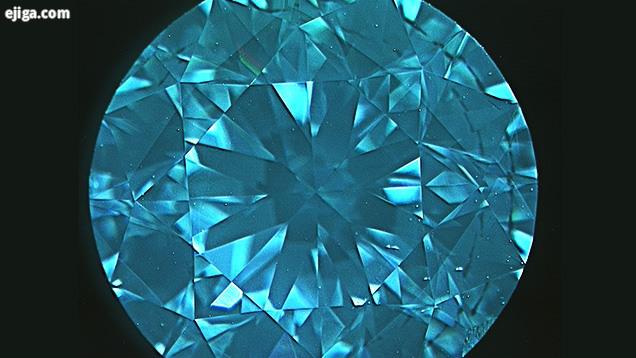 این تصویر DiamondView از یک الماس سنتتیک HPHT با وزن 1.60 قیراط ، شاخص الگوی مربعی را نشان می دهد که در فست‌های تاج دیده می شود. 