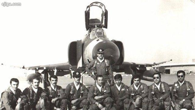 سرهنگ هوشیار و خلبانان گردان یازدهم هوایی در کنار هواپیمای فانتوم