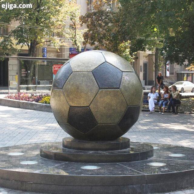 عکس هایی از مجسمه‌هایی عظیم به شکل توپ فوتبال