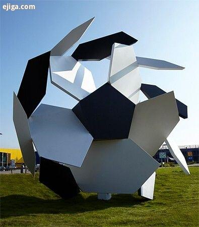 عکس هایی از مجسمه‌هایی عظیم به شکل توپ فوتبال